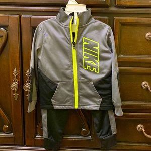 Nike 2 pieces sweatshirt jacket and pants